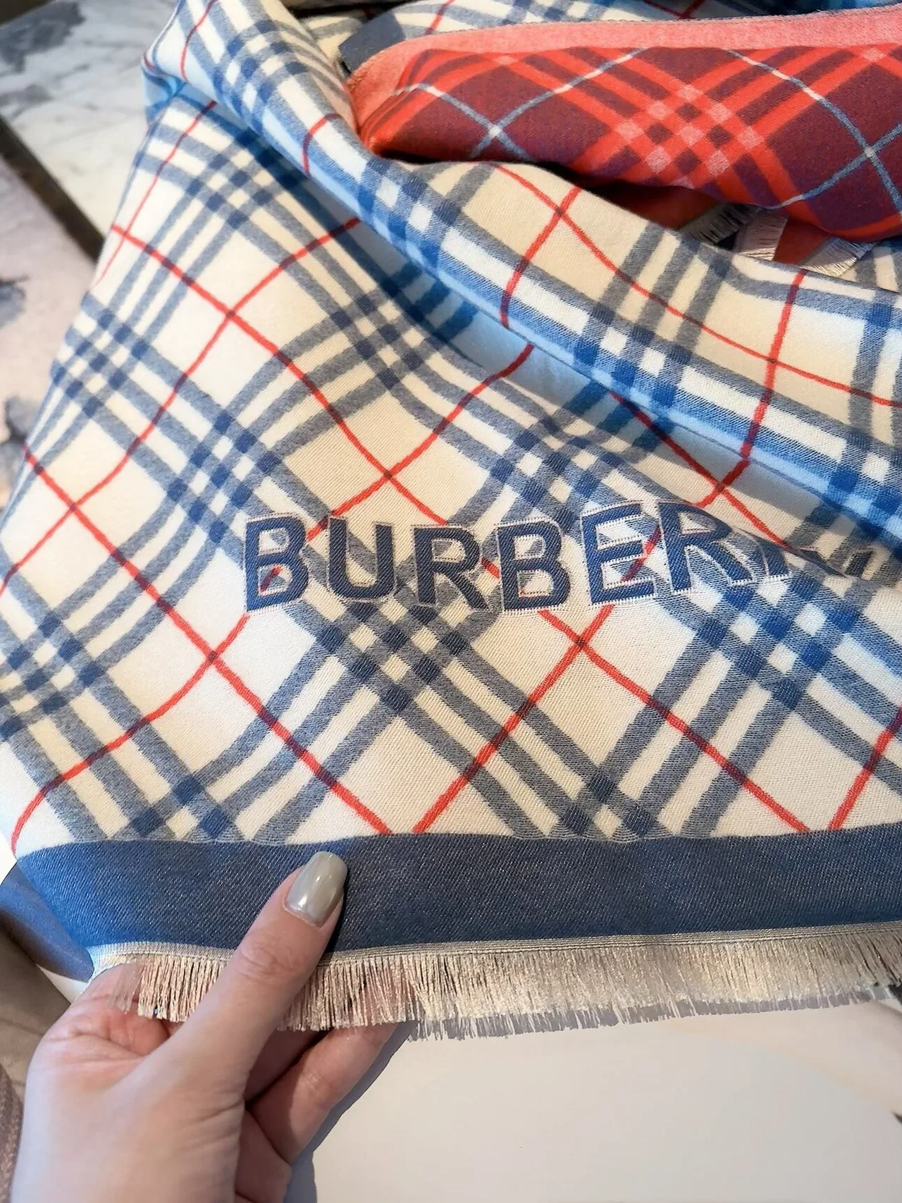 Burberry Reversible check scarf in Beige · view 7