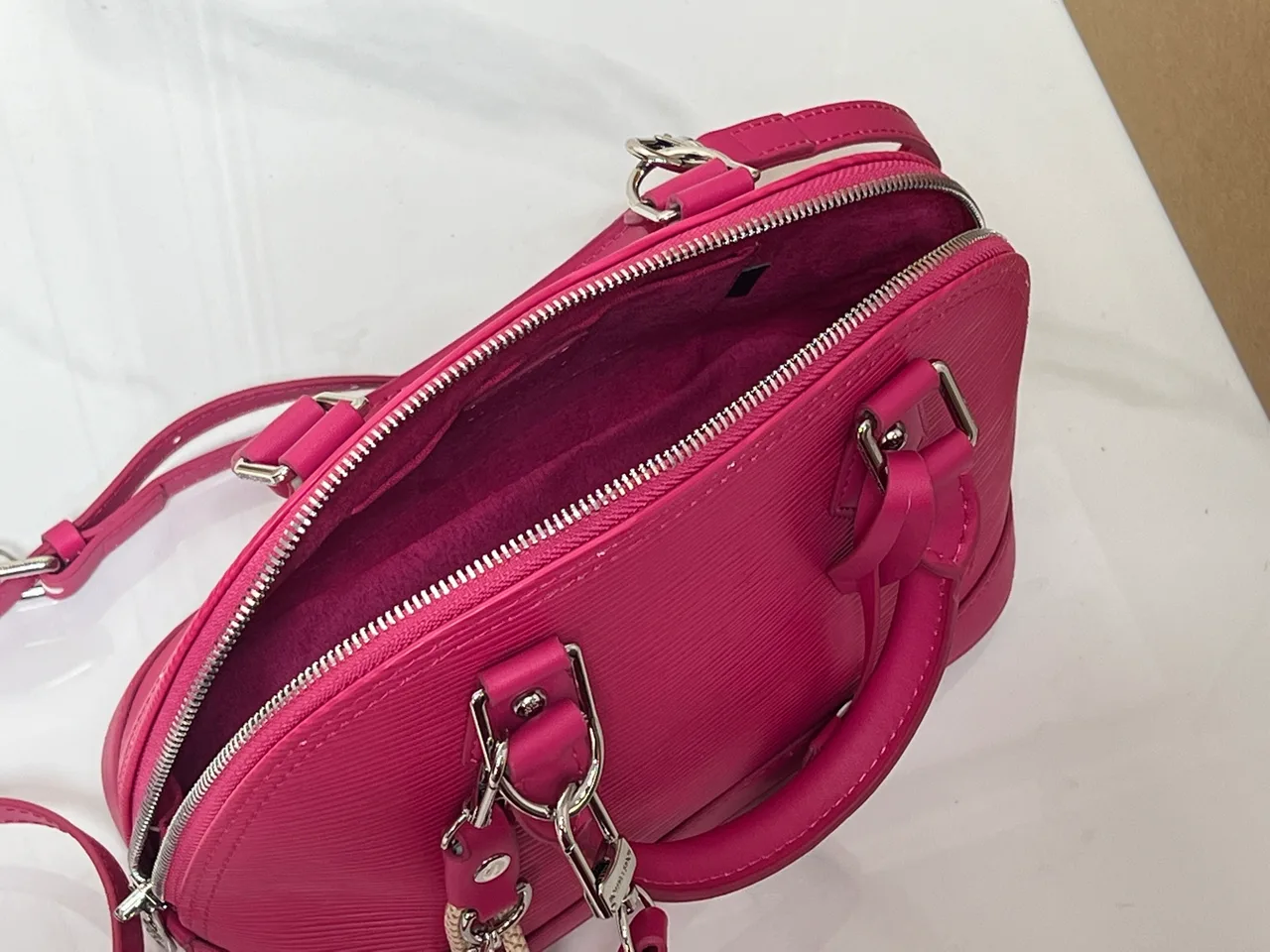 Louis Vuitton Leather Glossy Handbag in Pink · view 8