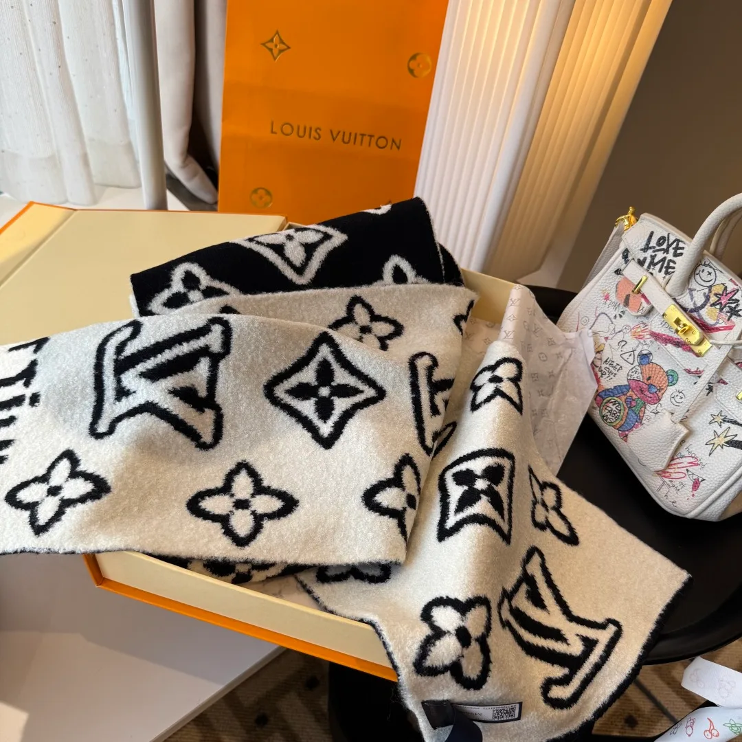 Louis Vuitton Cashmere Reversible monogram scarf in Black · view 4