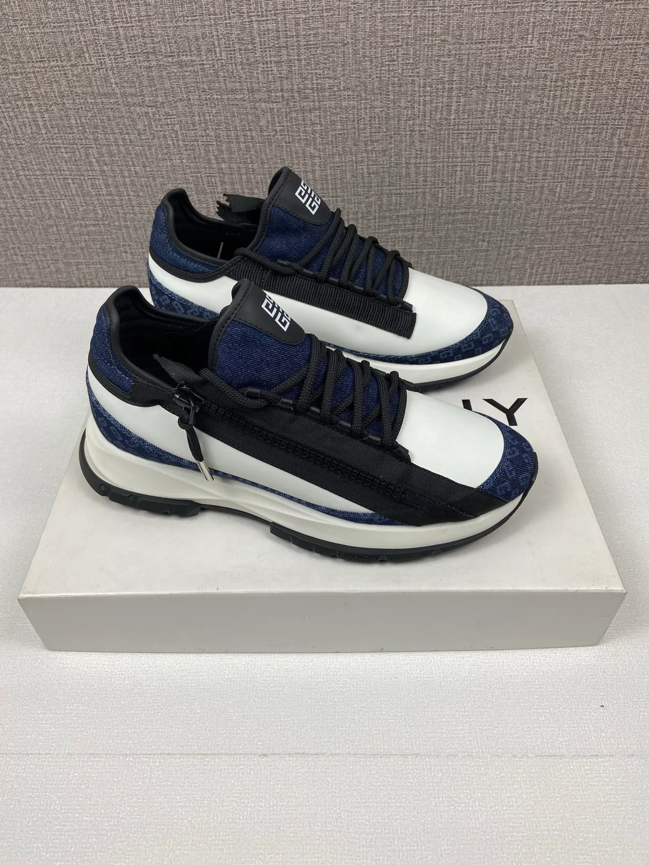 Givenchy Sneakers in White · view 4