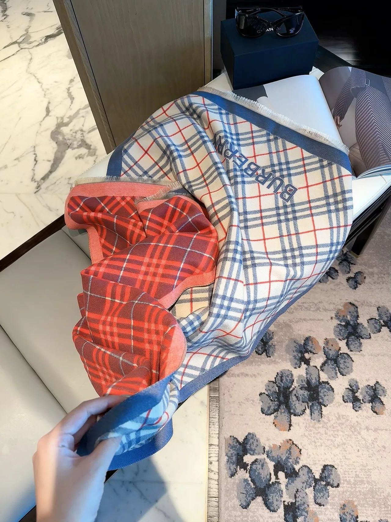 Burberry Reversible check scarf in Beige · view 1