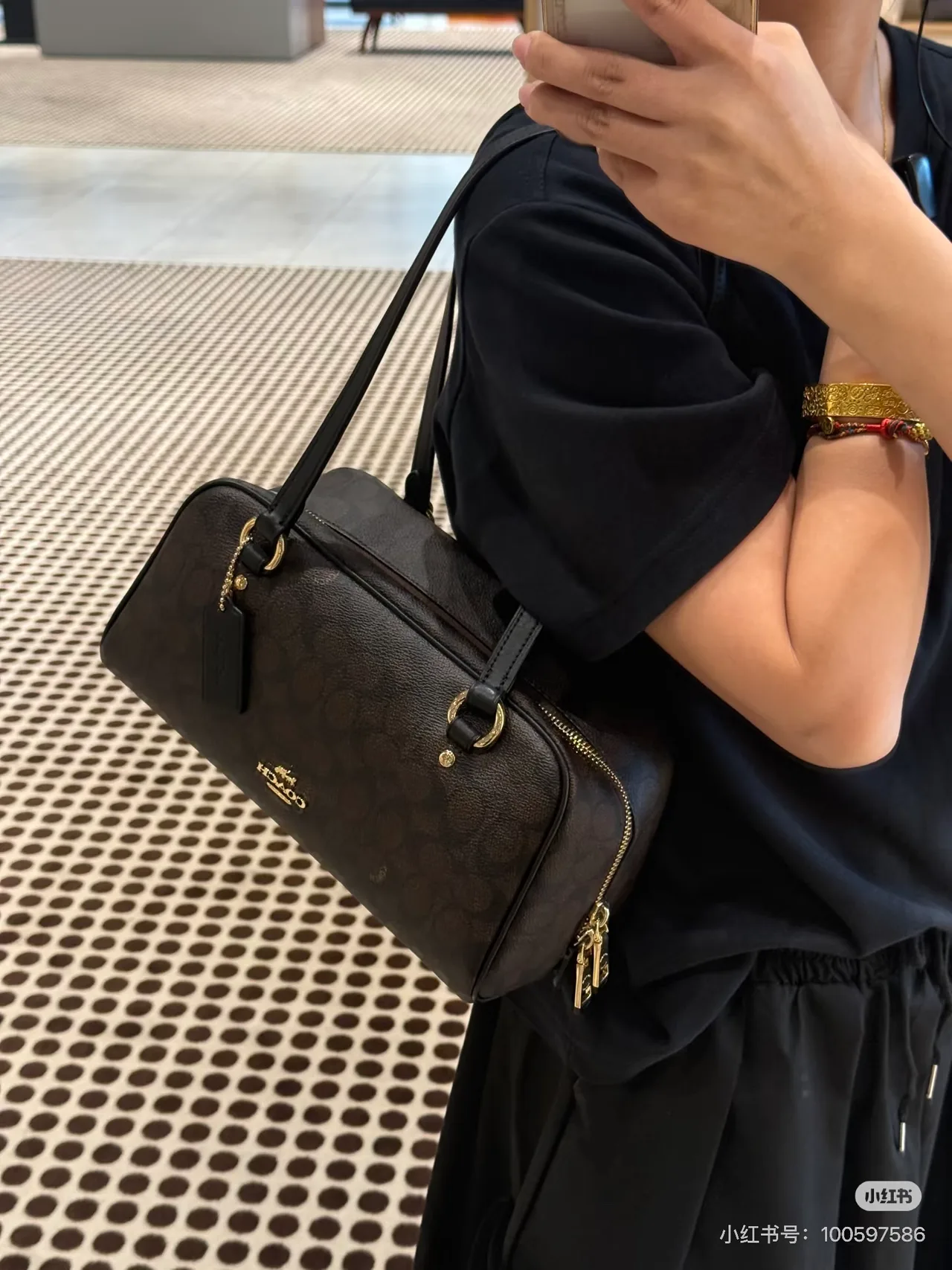 Coach Sydney bowling shoulder bag in Brown / Tan · view 5