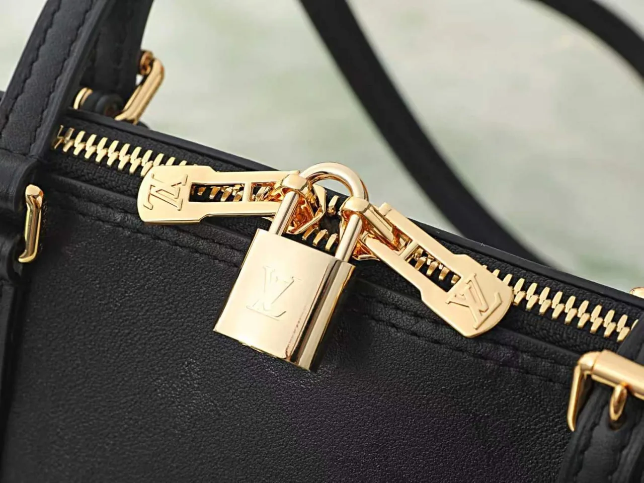Louis Vuitton Leather Shoulder Bag in Black · view 6