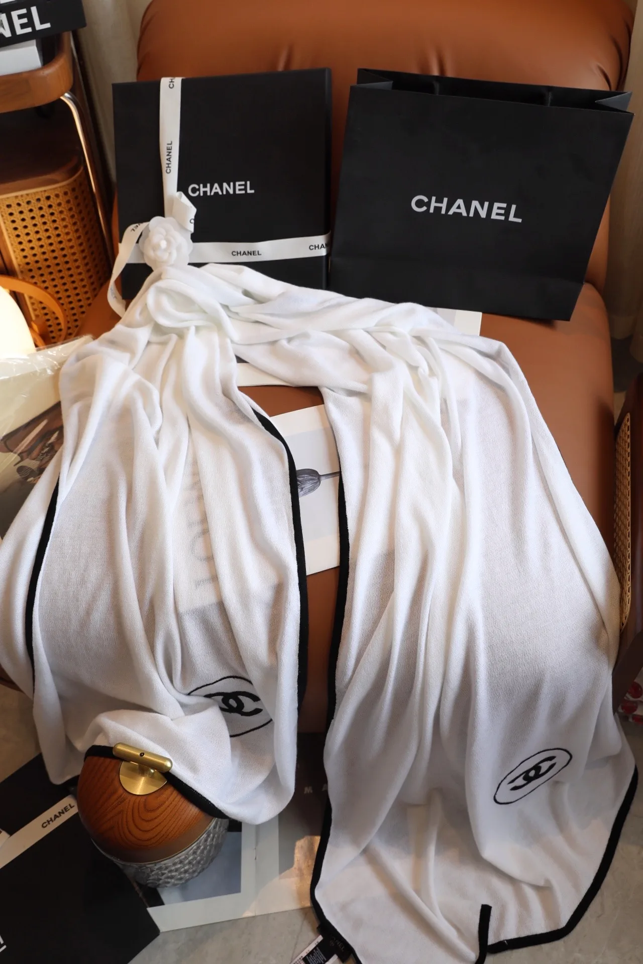Chanel Circle CC fringed scarf in Black & White · view 5