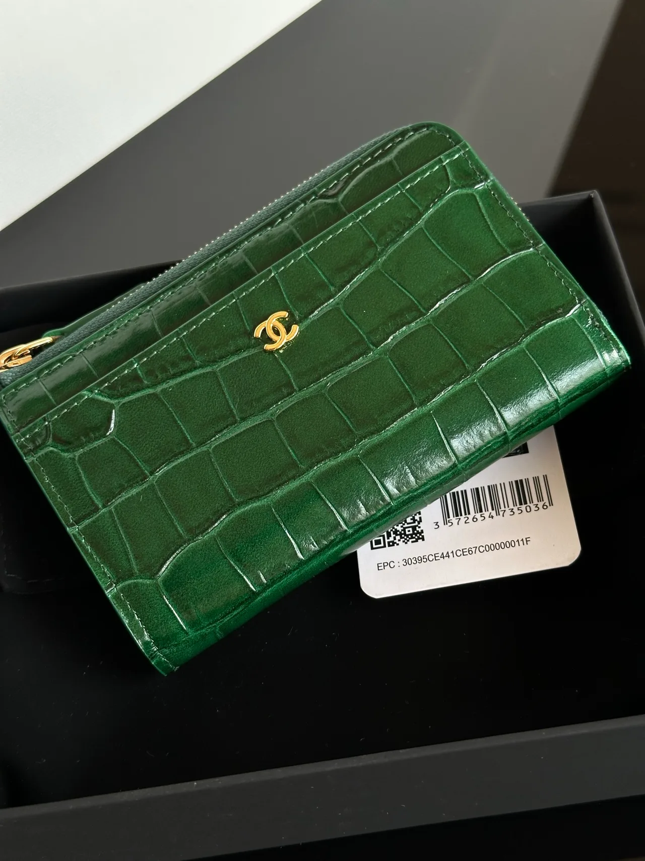 Chanel Glossy Wallet in Green · view 1