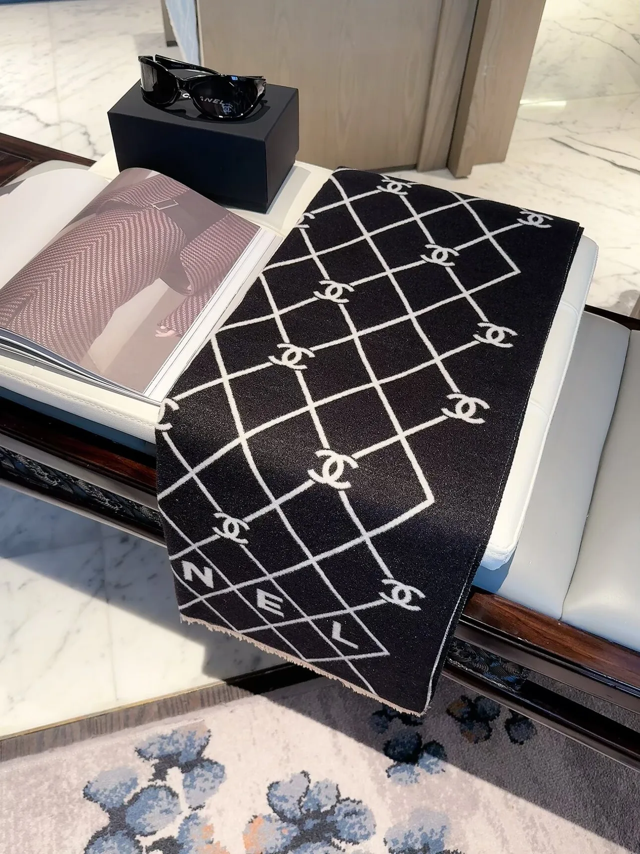 Chanel Lattice CC fringed scarf in Pink & Black · view 2