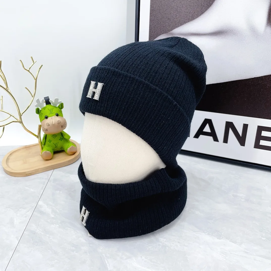 Hermes Wool Ribbed Hat Scarf and Gloves Set in Black · view 2