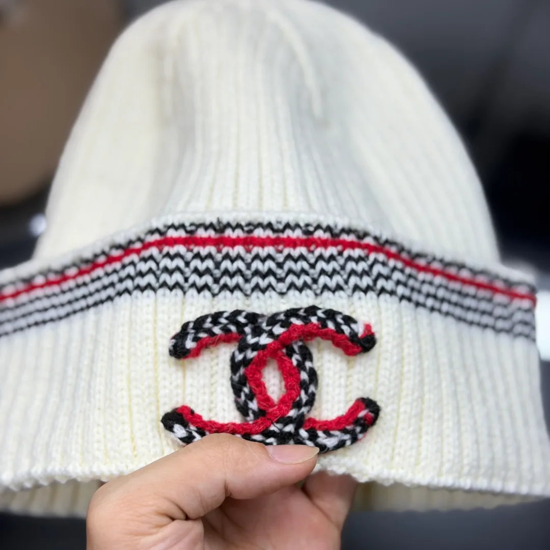 Chanel Striped CC beanie in Cream / Grey · view 7