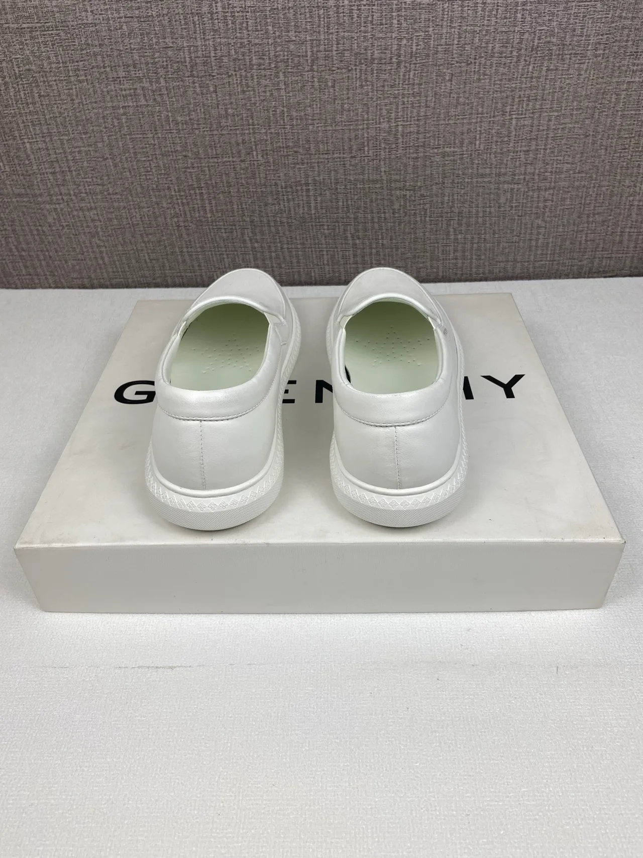 Givenchy Leather Glossy Round-Toe G Set Slip-On Sneakers in White · view 3