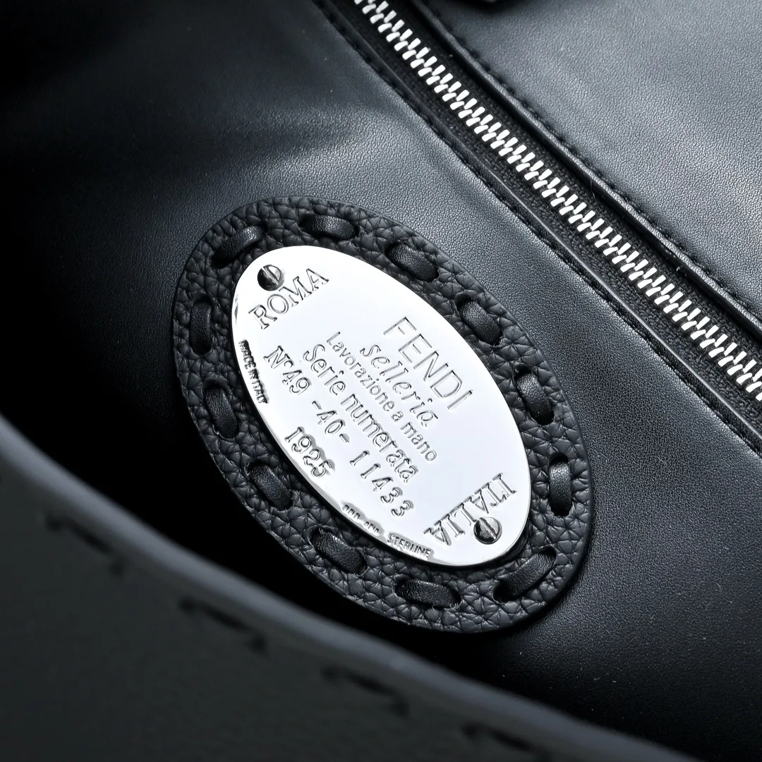 Fendi Baguette Shoulder Bag in Black · view 6