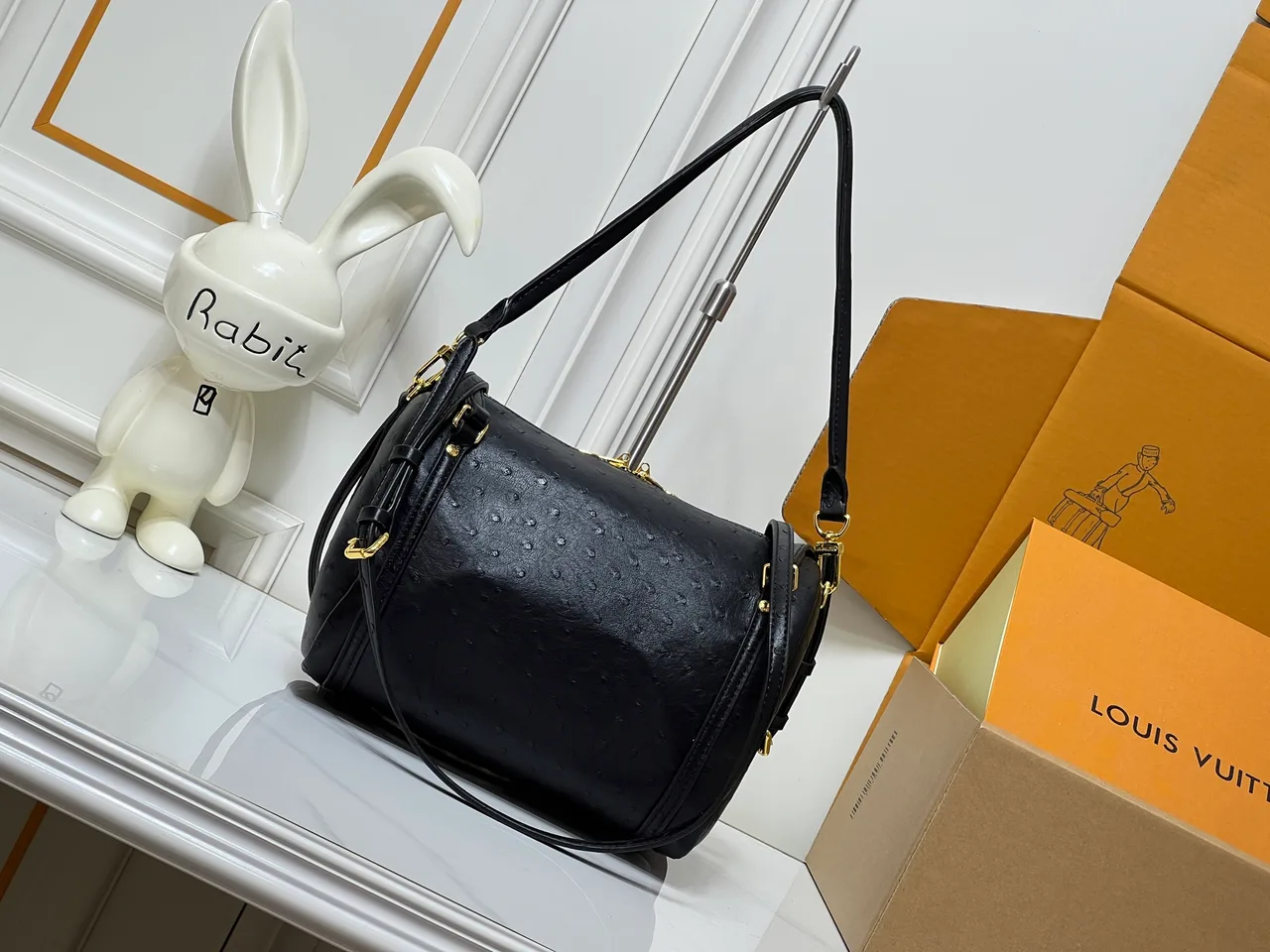 Louis Vuitton Cowhide Smooth Handbag in Black · view 4