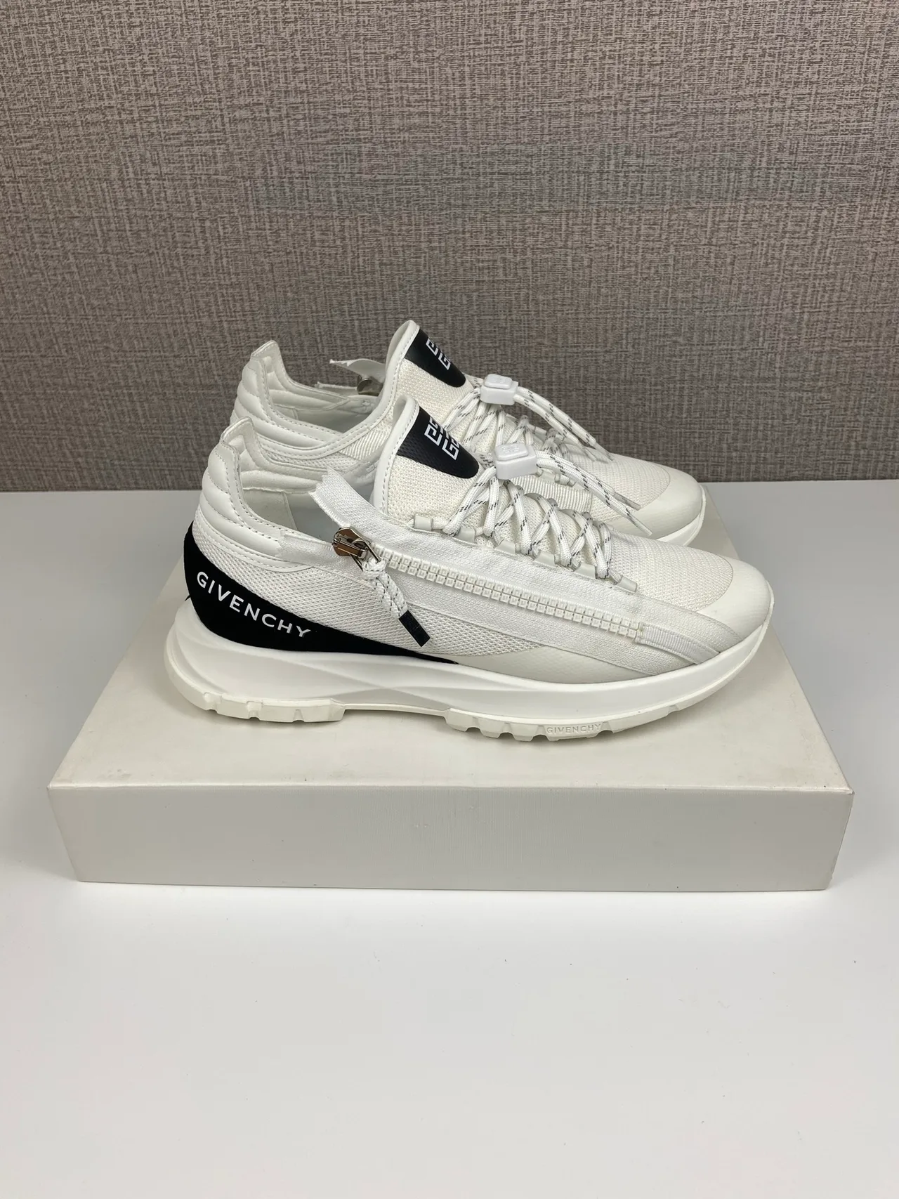 Givenchy Sneakers in White · view 4