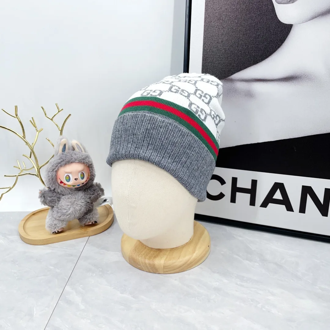 Gucci Cashmere Striped GG Hat and Scarf Set in Cream · view 3