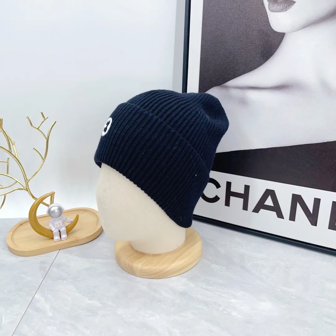 Louis Vuitton Beanie in Black · view 5