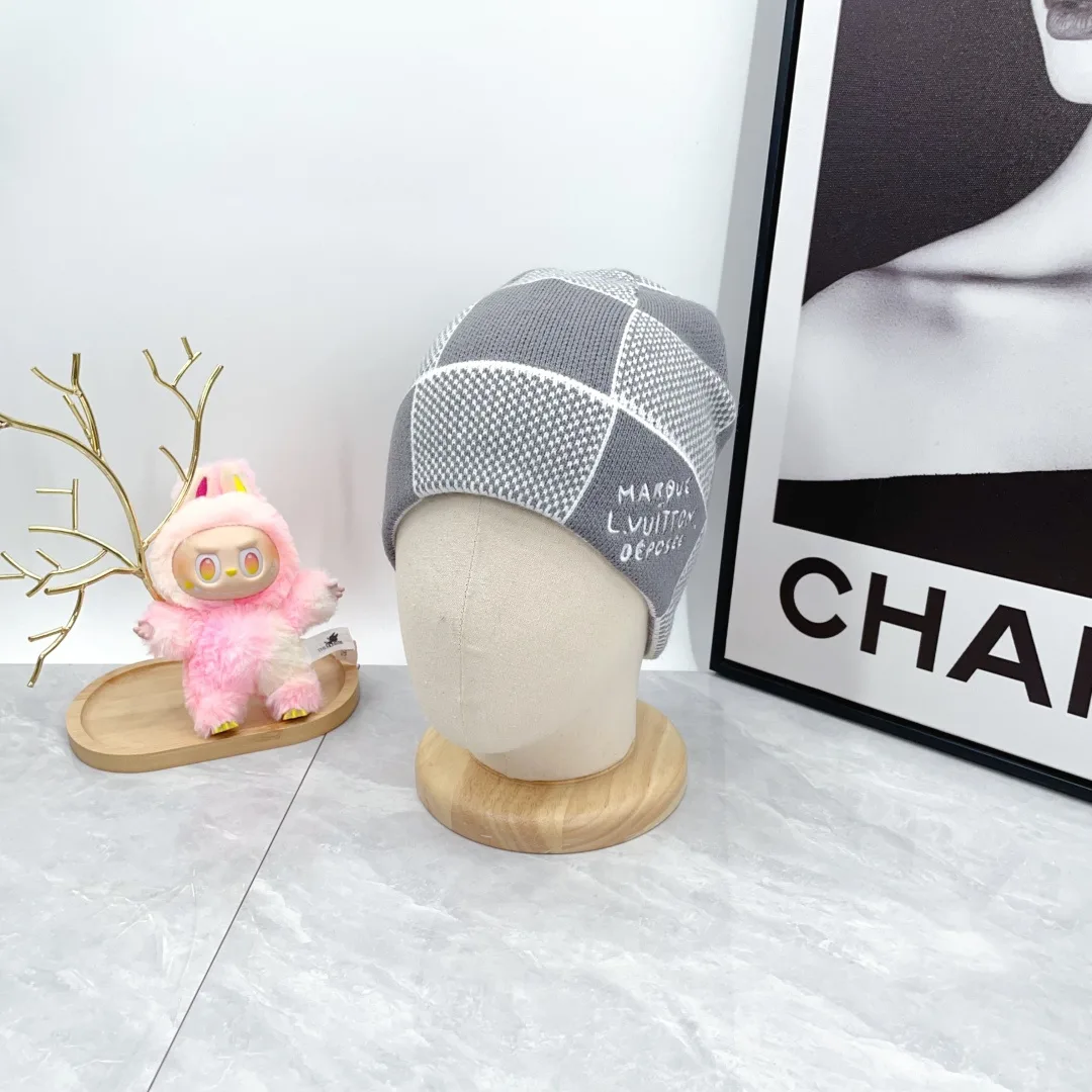 Louis Vuitton Wool Cashmere Hat and Scarf Set in Grey · view 4