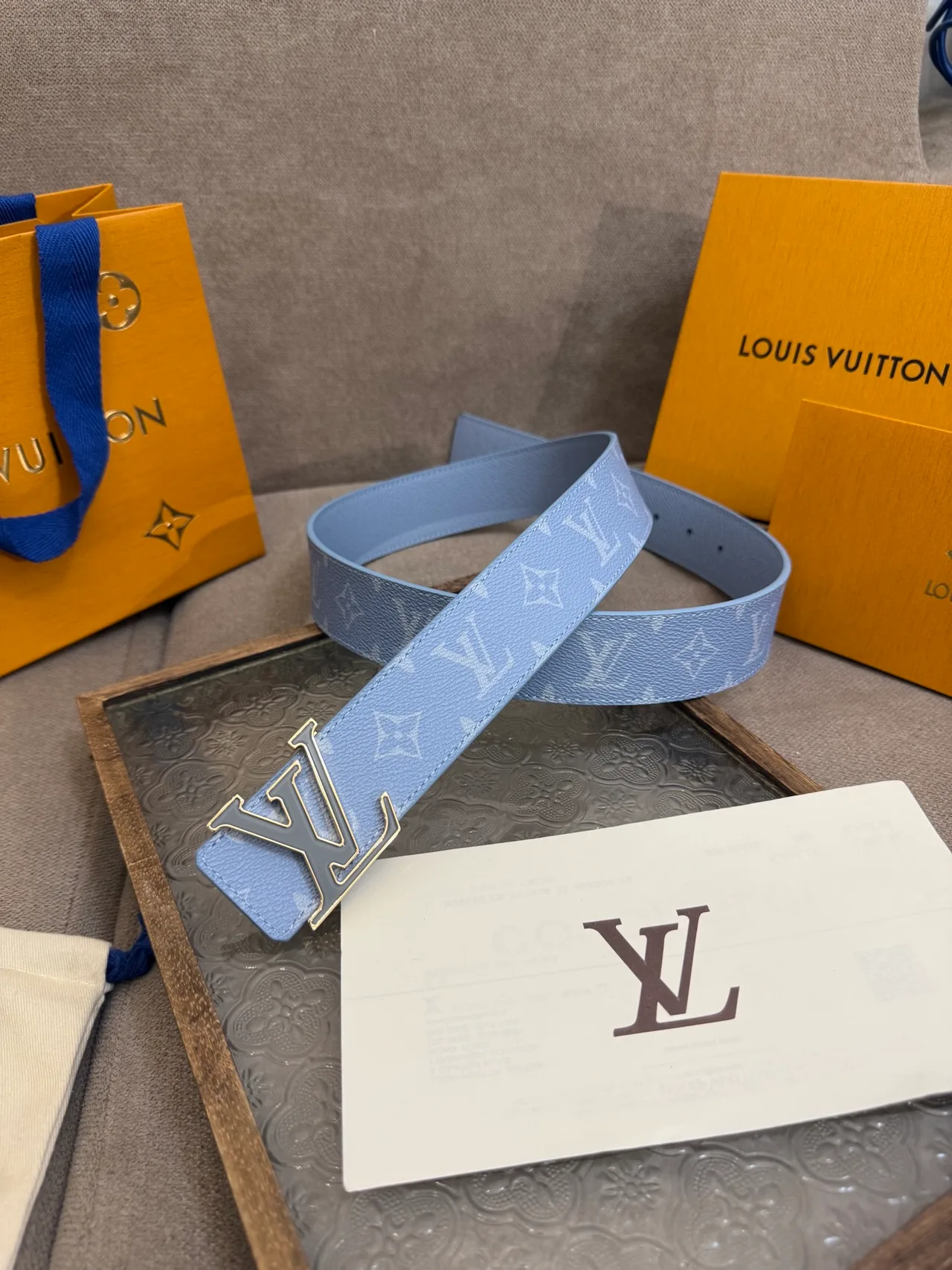 Louis Vuitton Leather Glossy Reversible monogram buckle belt in Blue · view 3
