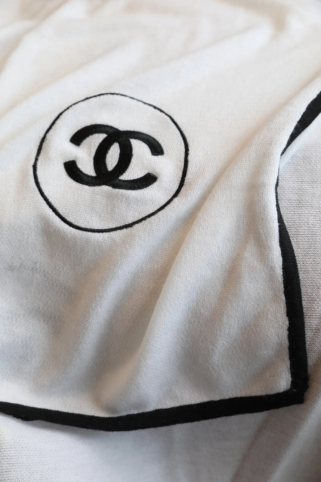 Chanel Circle CC fringed scarf in Black & White · view 8