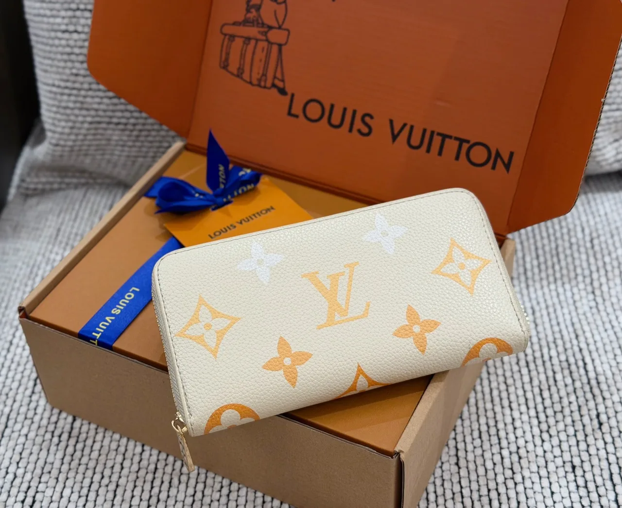 Louis Vuitton Monogram zip wallet in Cream & Pink & White · view 5