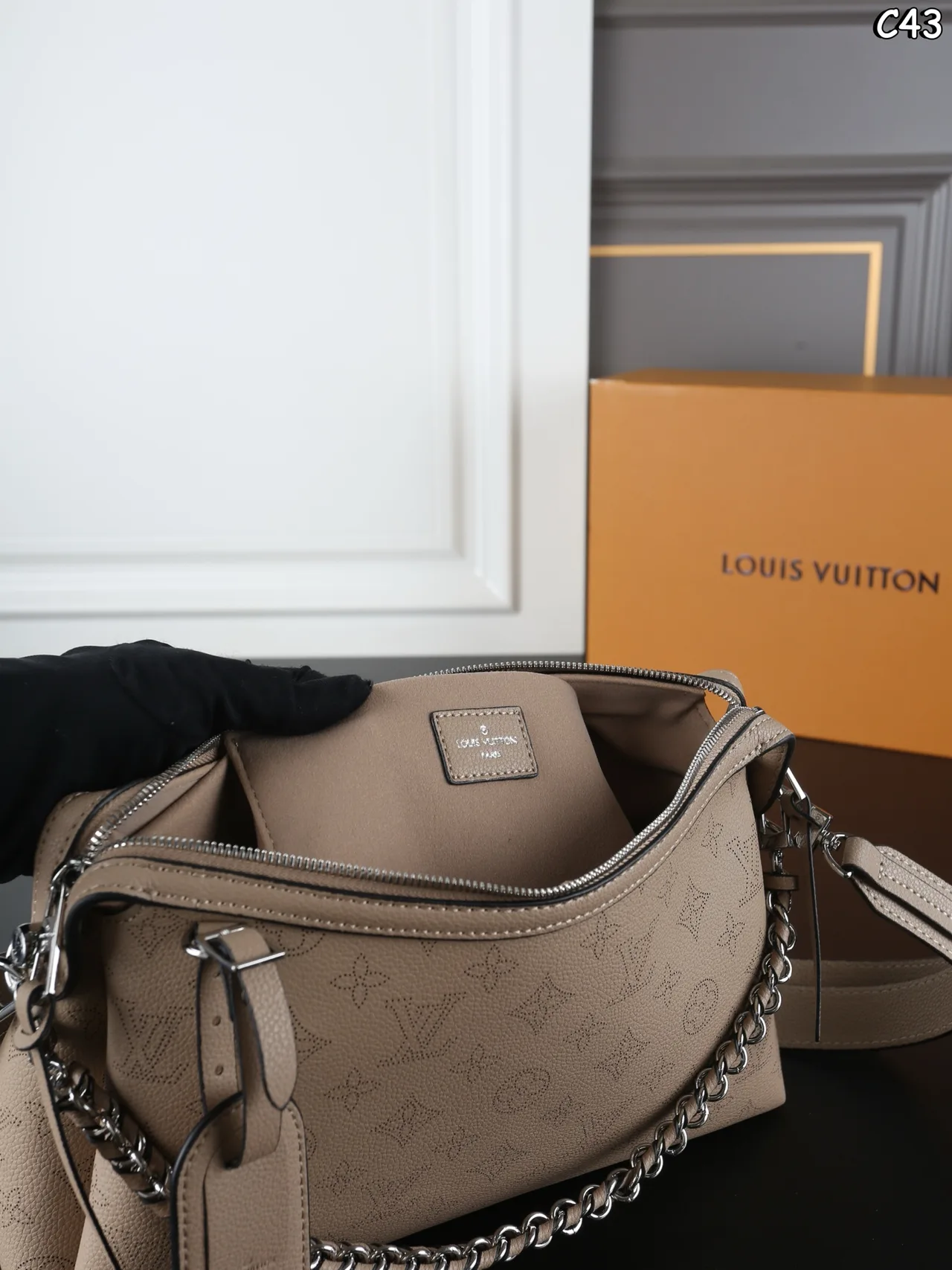 Louis Vuitton Shoulder Bag in Grey · view 8