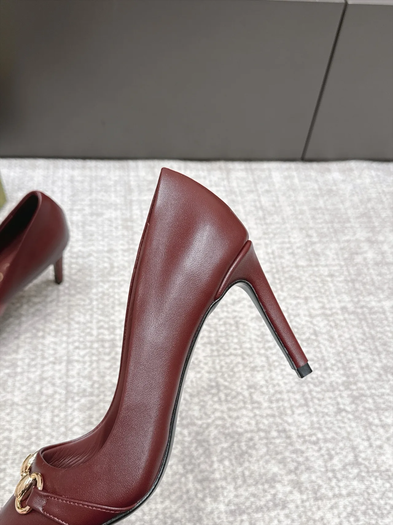 Gucci Sheepskin Horsebit Heel Pumps in Burgundy · view 7
