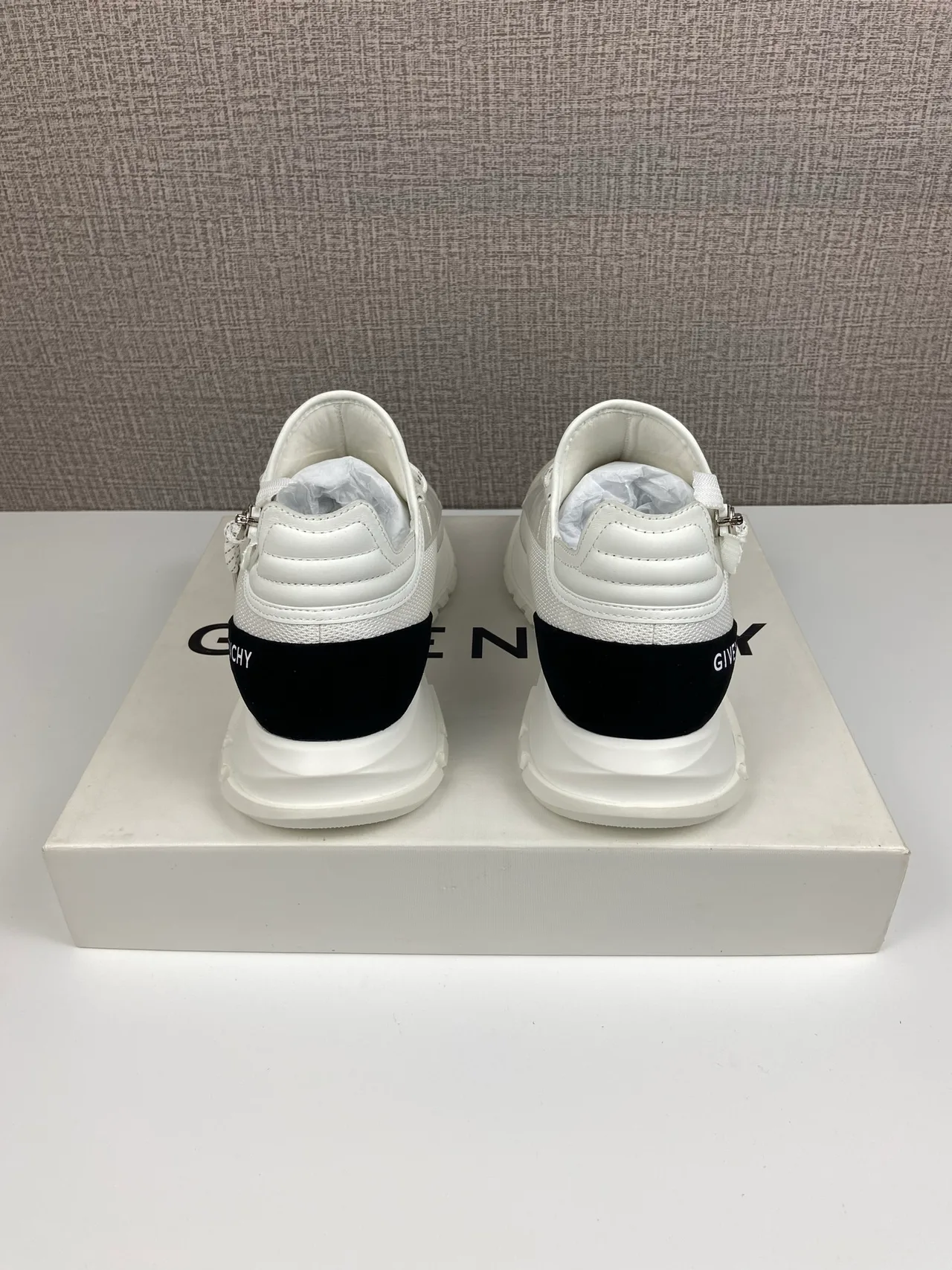 Givenchy Sneakers in White · view 3