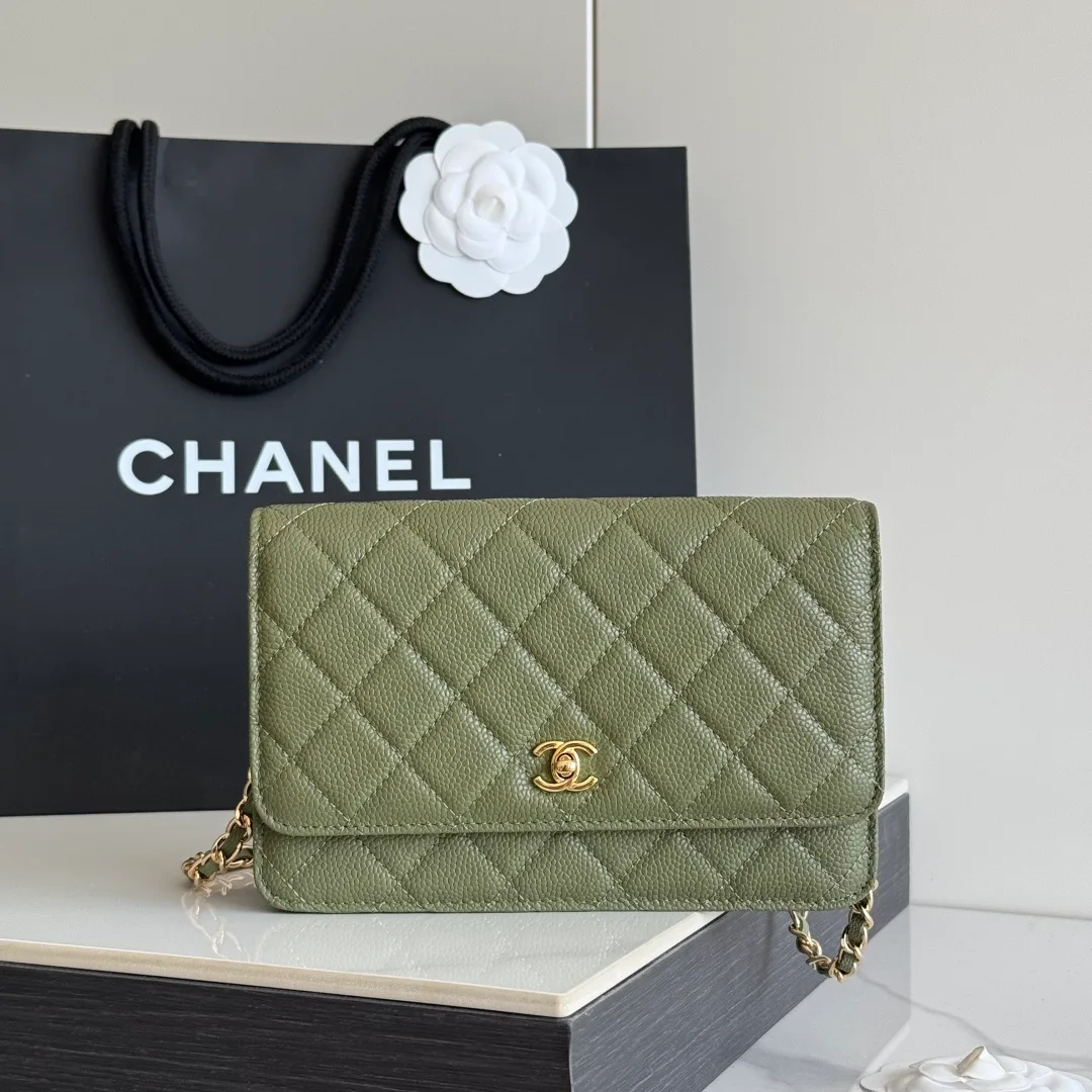Chanel Calfskin Quilted Clutch in Green · view 2
