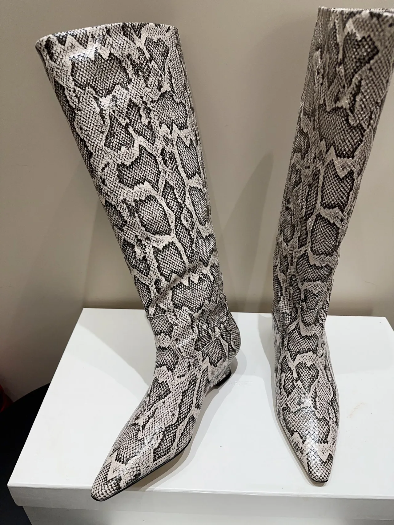 Arket Cowhide Sheepskin Pointed-Toe Knee-High Boots in Grey · view 3