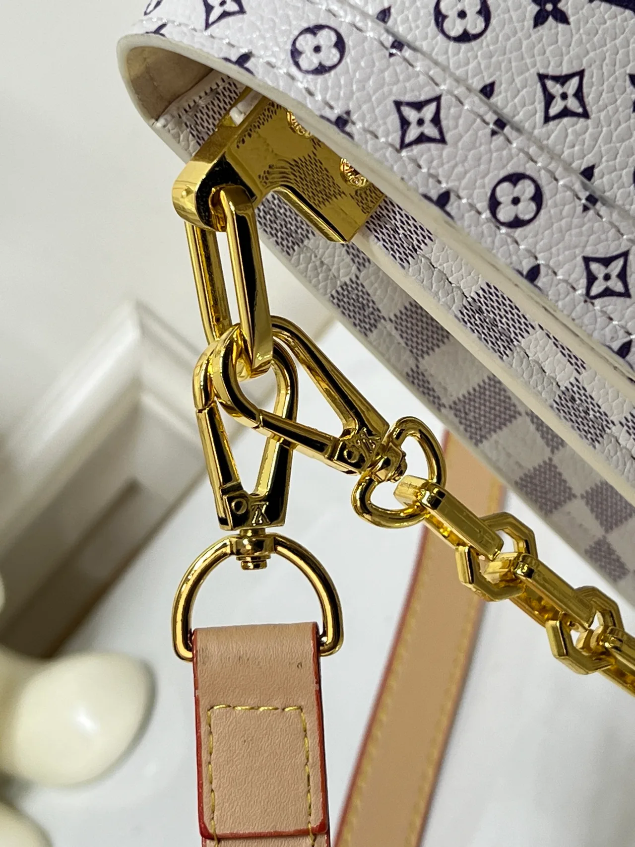 Louis Vuitton Cowhide Canvas Dauphine Soft flap shoulder bag in White · view 6