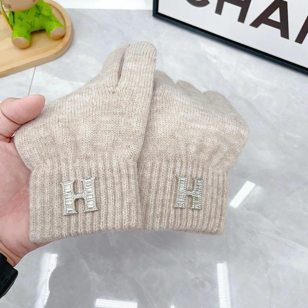 Hermes Wool Ribbed Hat Scarf and Gloves Set in Beige · view 6