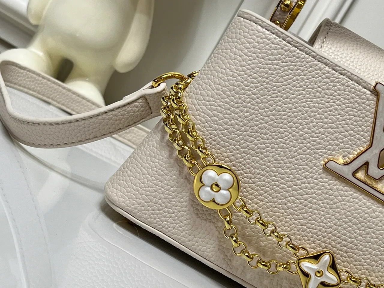 Louis Vuitton Cowhide Smooth Capucines East West Bag in Cream · view 5