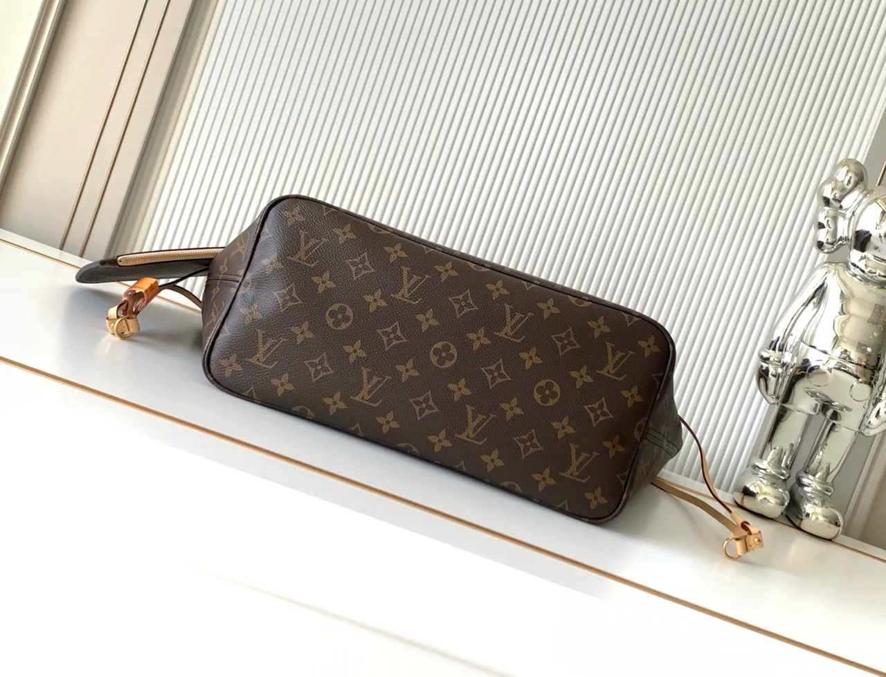 Louis Vuitton Neverfull Monogram Tote in Brown · view 4