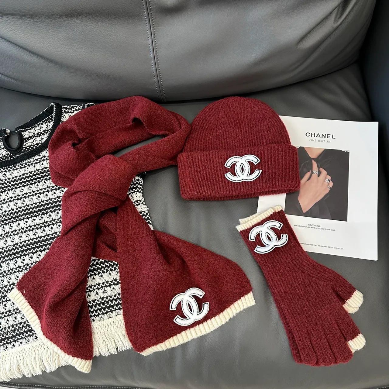 Chanel Hat scarf and gloves knit set in Black & Burgundy · view 2