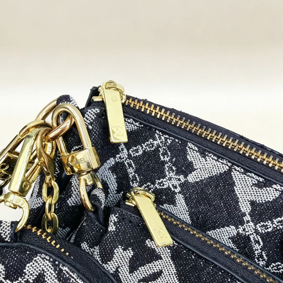 Chanel Crossbody Bag in Black · view 6
