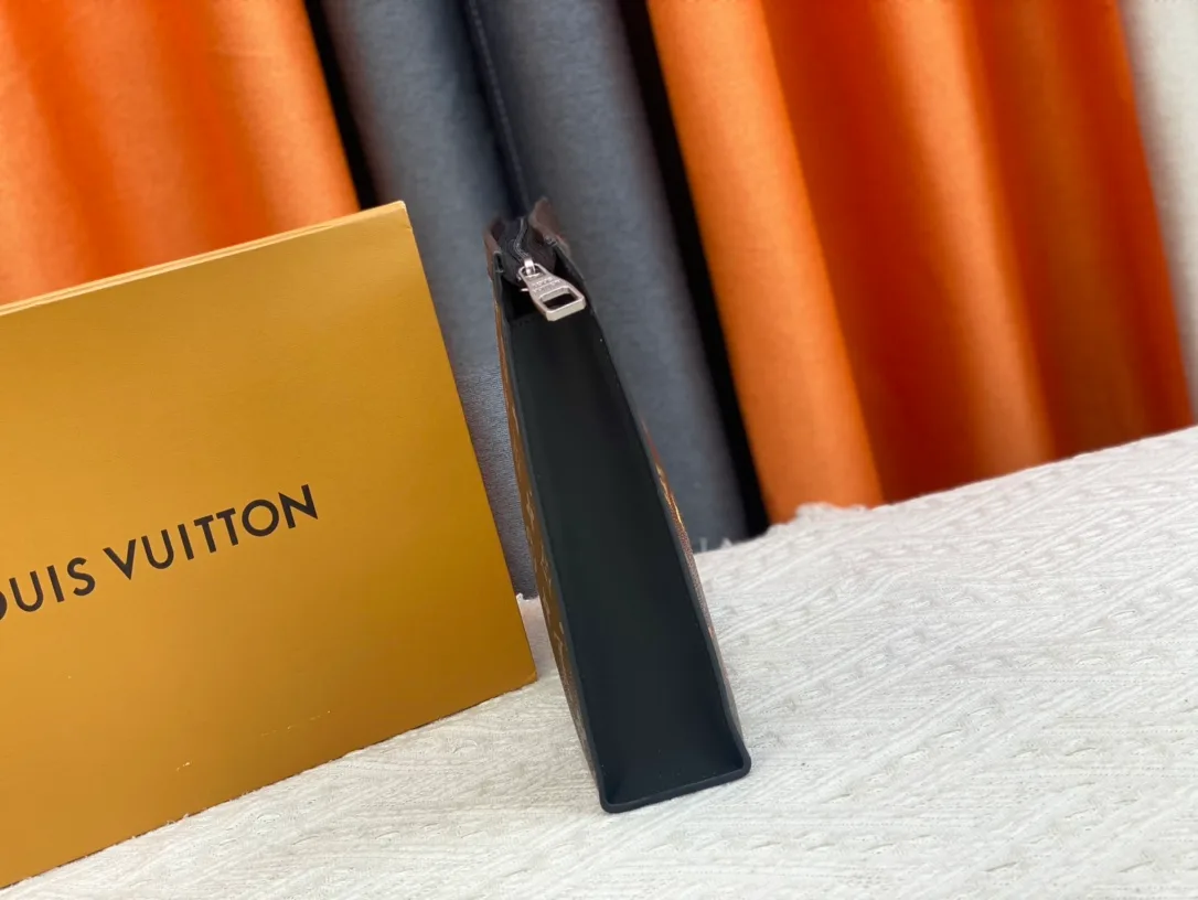 Louis Vuitton Monogram zip clutch in Black · view 4
