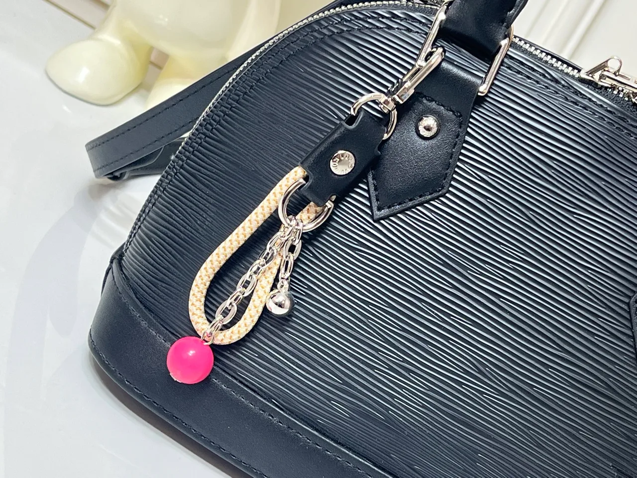 Louis Vuitton Leather Handbag in Black · view 6