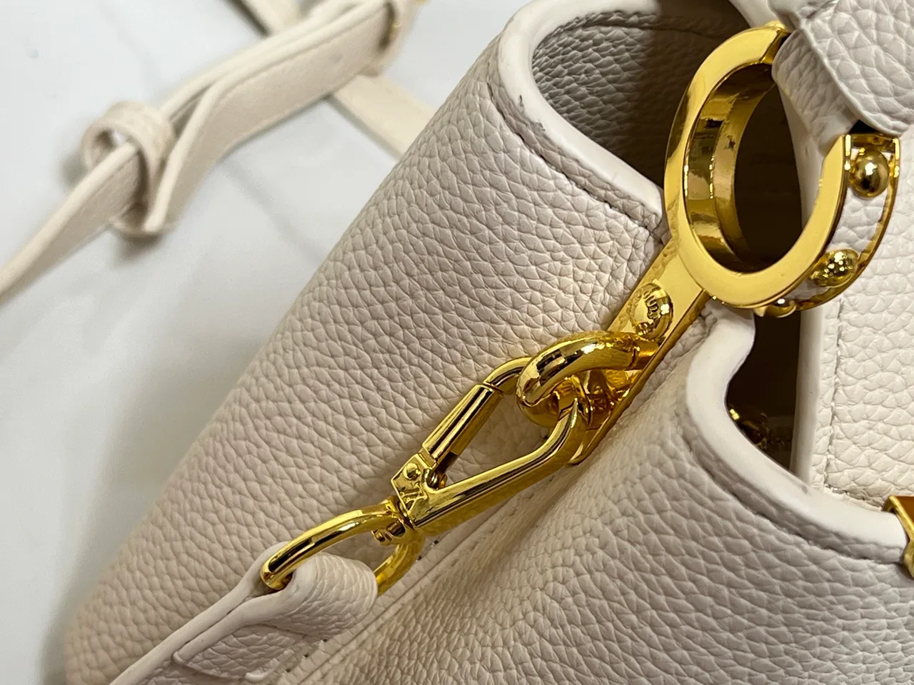 Louis Vuitton Leather Smooth Capucines Flower Crown Bag in White · view 7