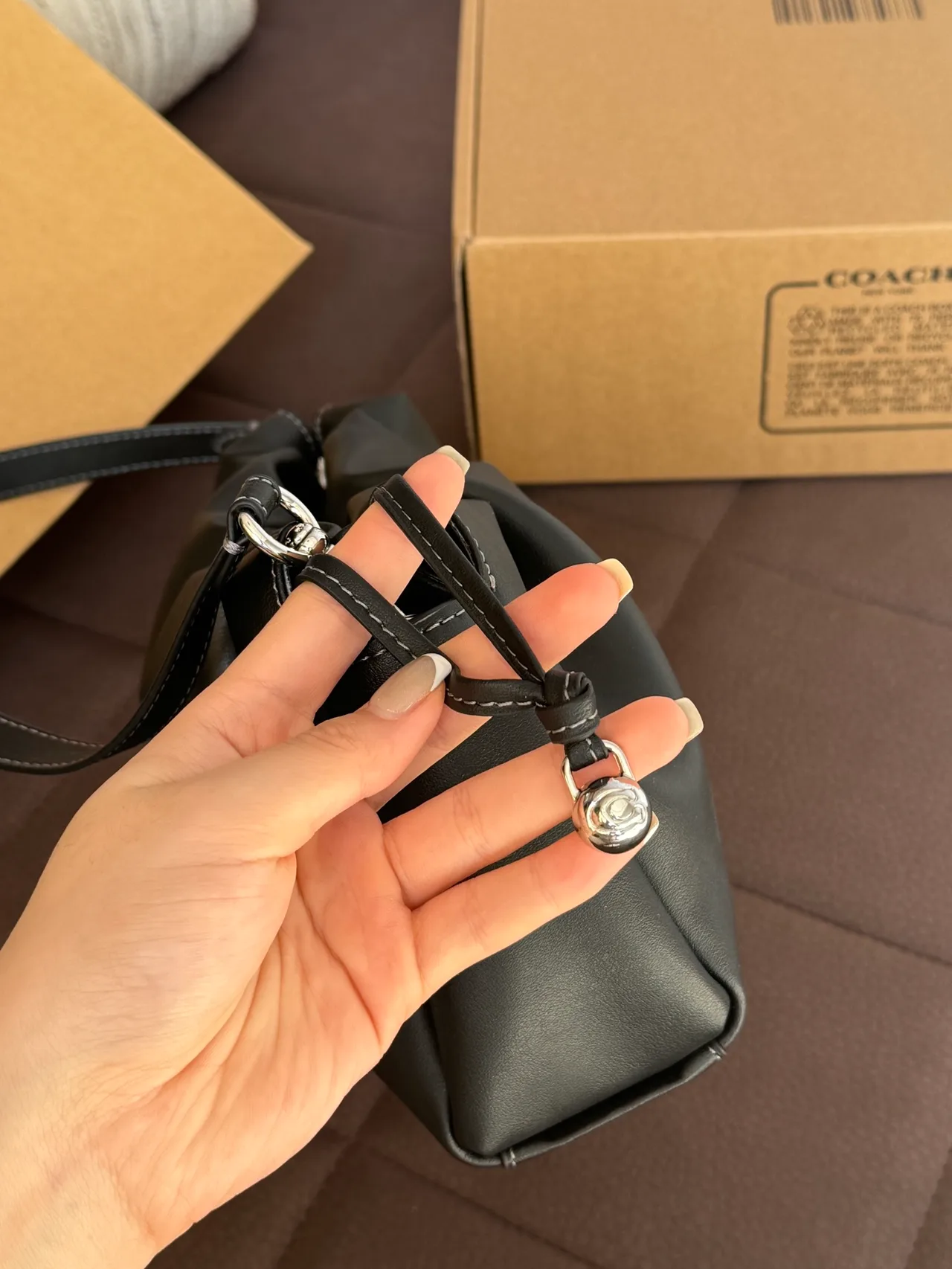 Coach Smooth Ruched shoulder bag in Black · view 7