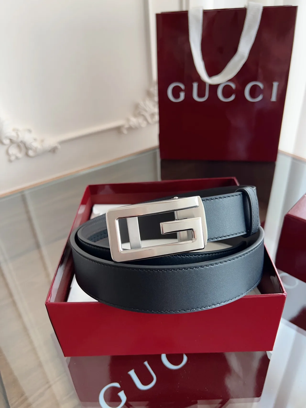 Gucci Cowhide Reversible Automatic Belt in Black · view 1