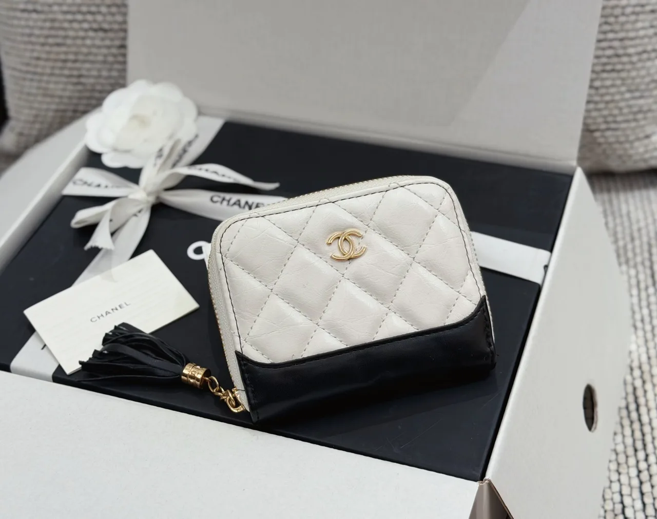 Chanel Wallet in Black & White · view 6