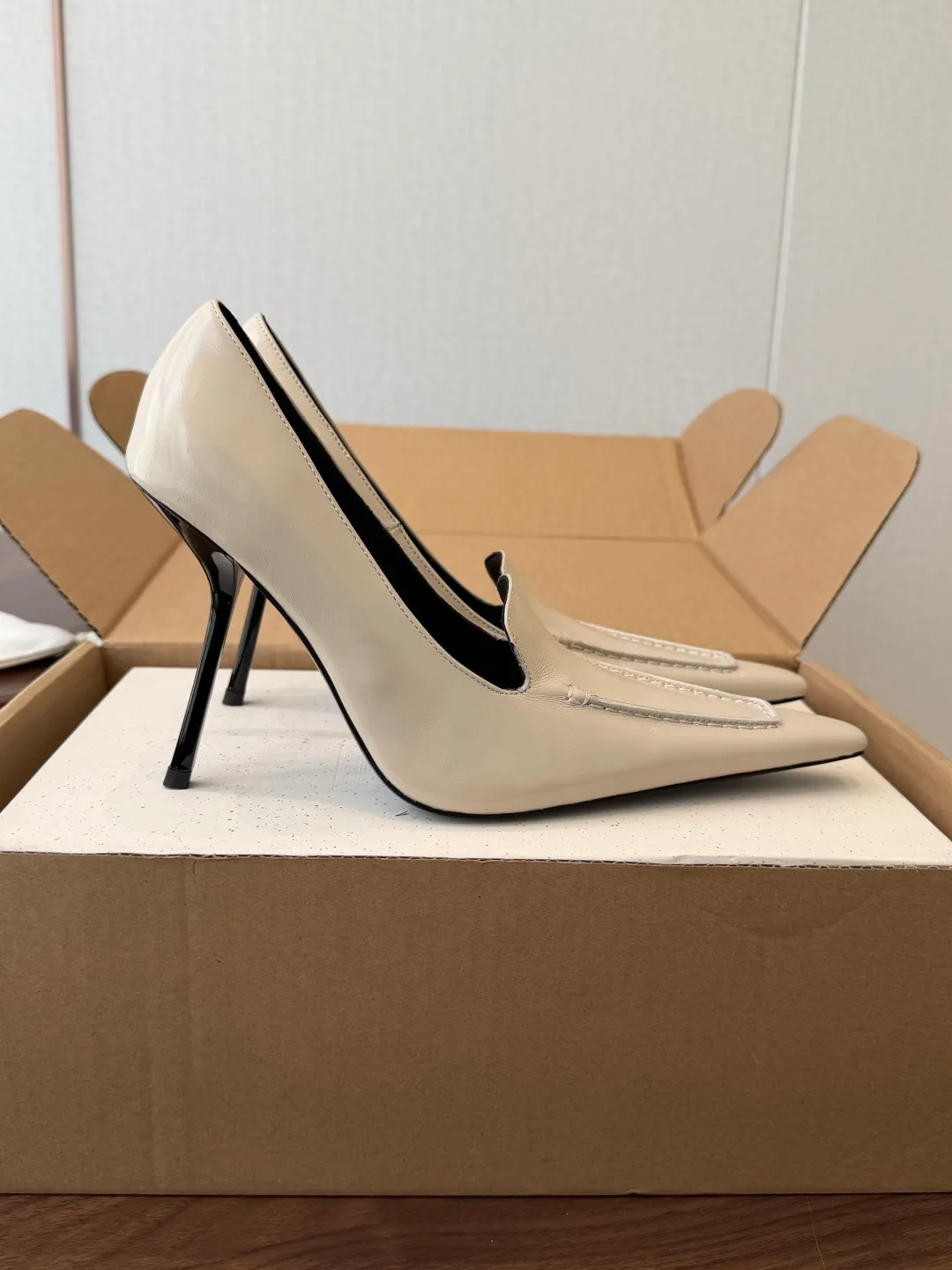 Saint Laurent Cowhide Smooth Pointed-Toe Pumps in Cream · view 4