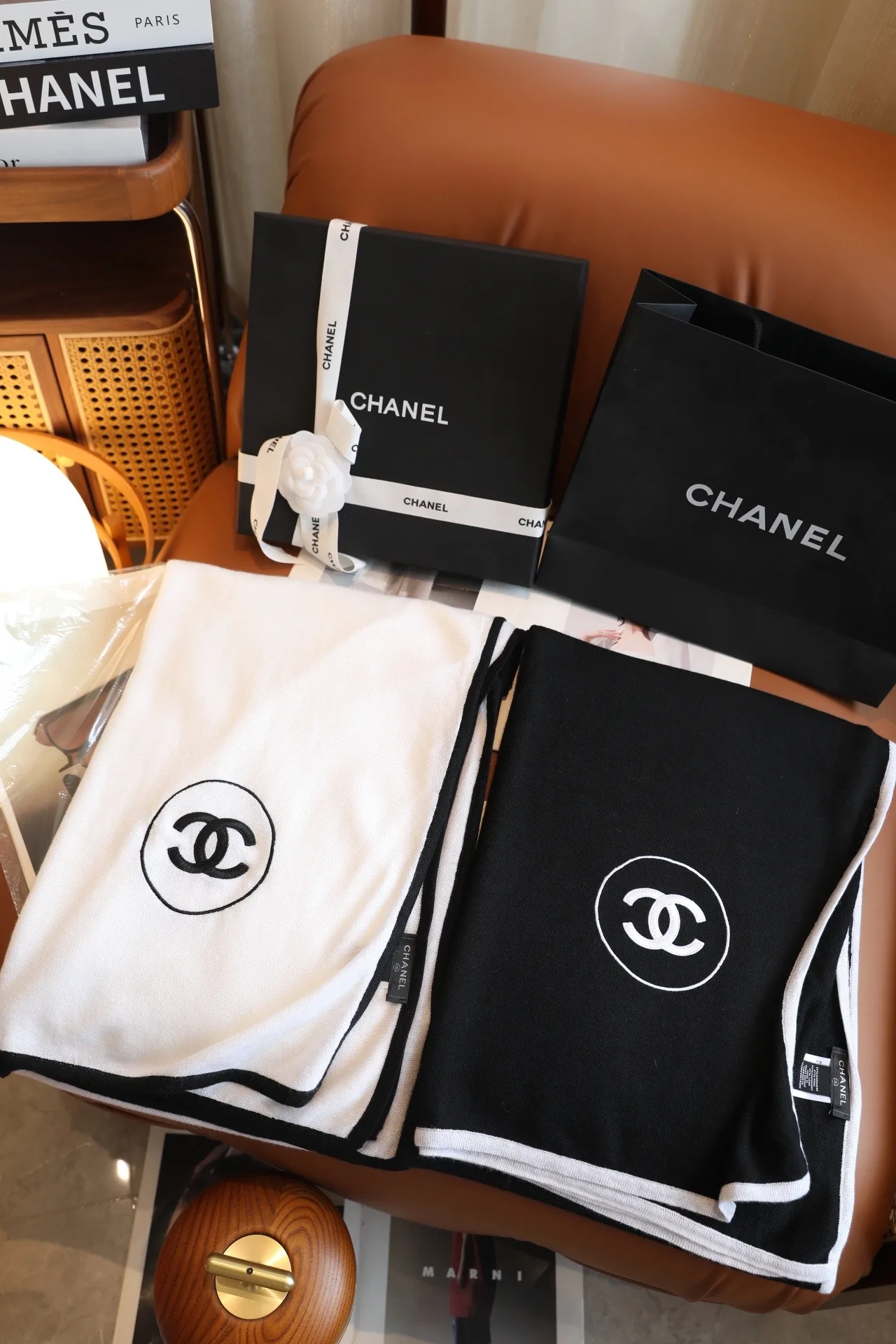 Chanel CC fringed knit scarf in Black & White · view 2