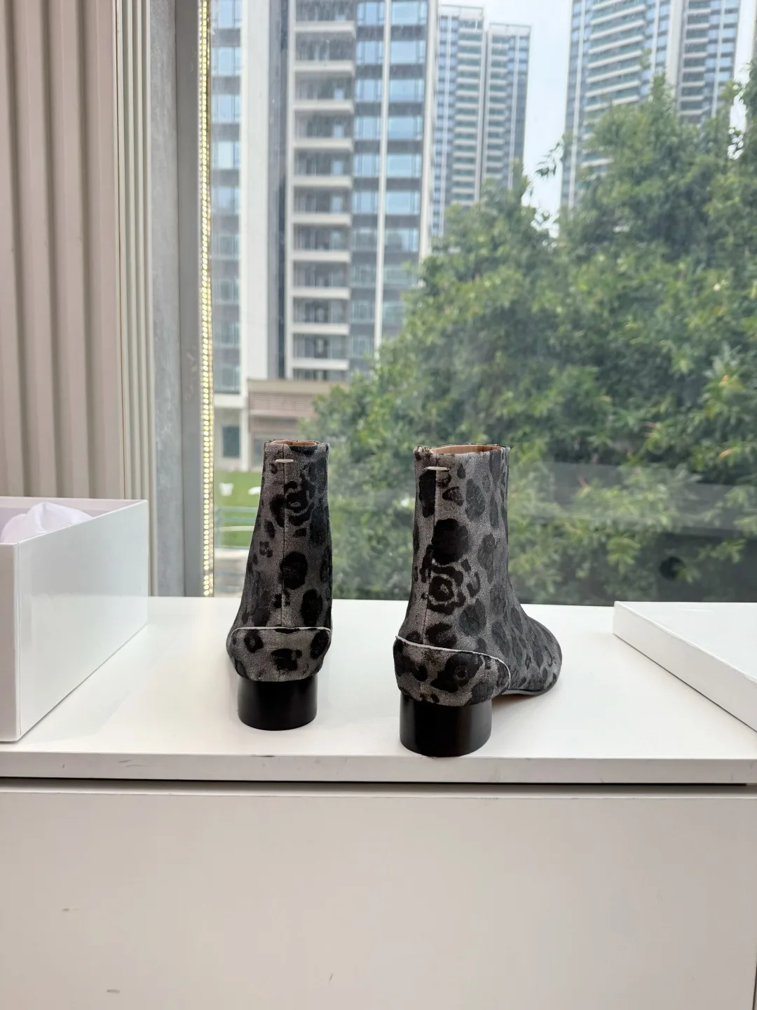 Maison Margiela Cowhide Glossy Pointed-Toe Chelsea Boots in Grey · view 3
