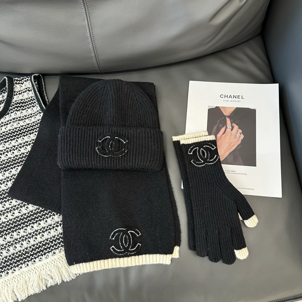 Chanel Hat scarf and gloves knit set in Black & Burgundy · view 4