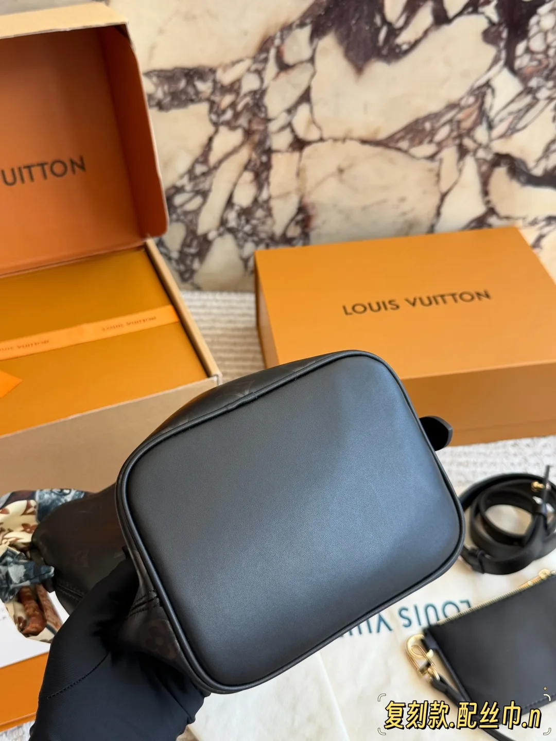 Louis Vuitton Monogram Glossy Bucket Bag in Black · view 4