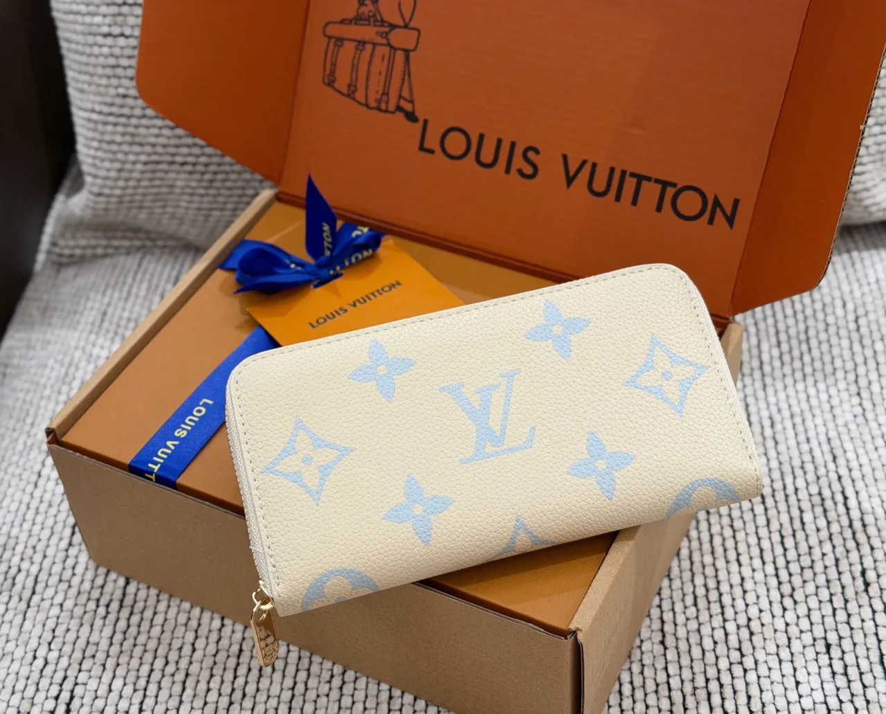 Louis Vuitton Monogram zip wallet in Cream & Pink & White · view 3