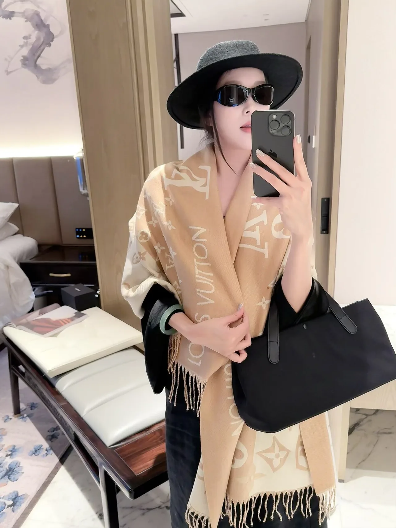 Louis Vuitton Reversible monogram fringed scarf in Beige & Brown · view 4