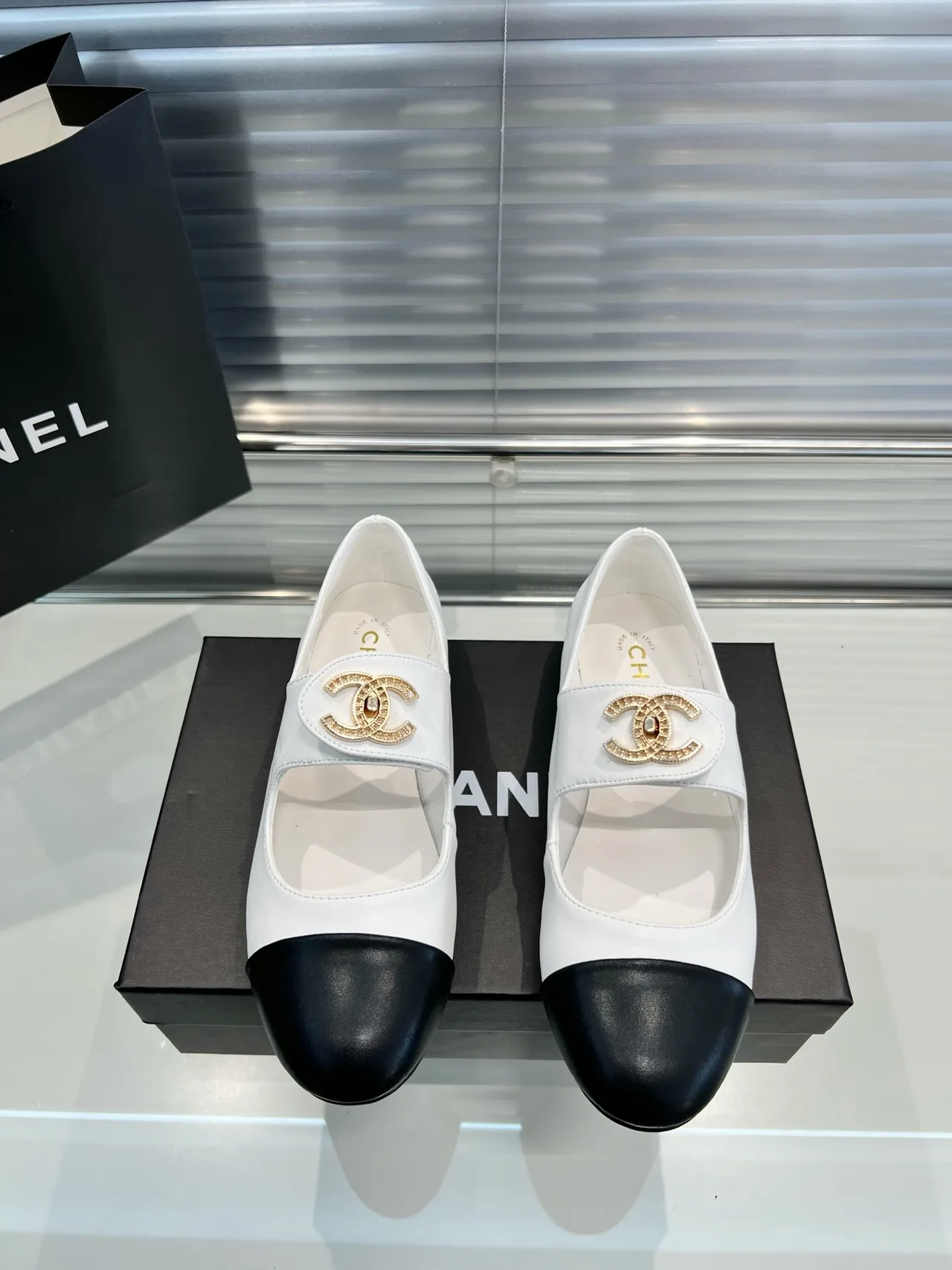 Chanel Cap-toe loafers in Black / Cream · view 2