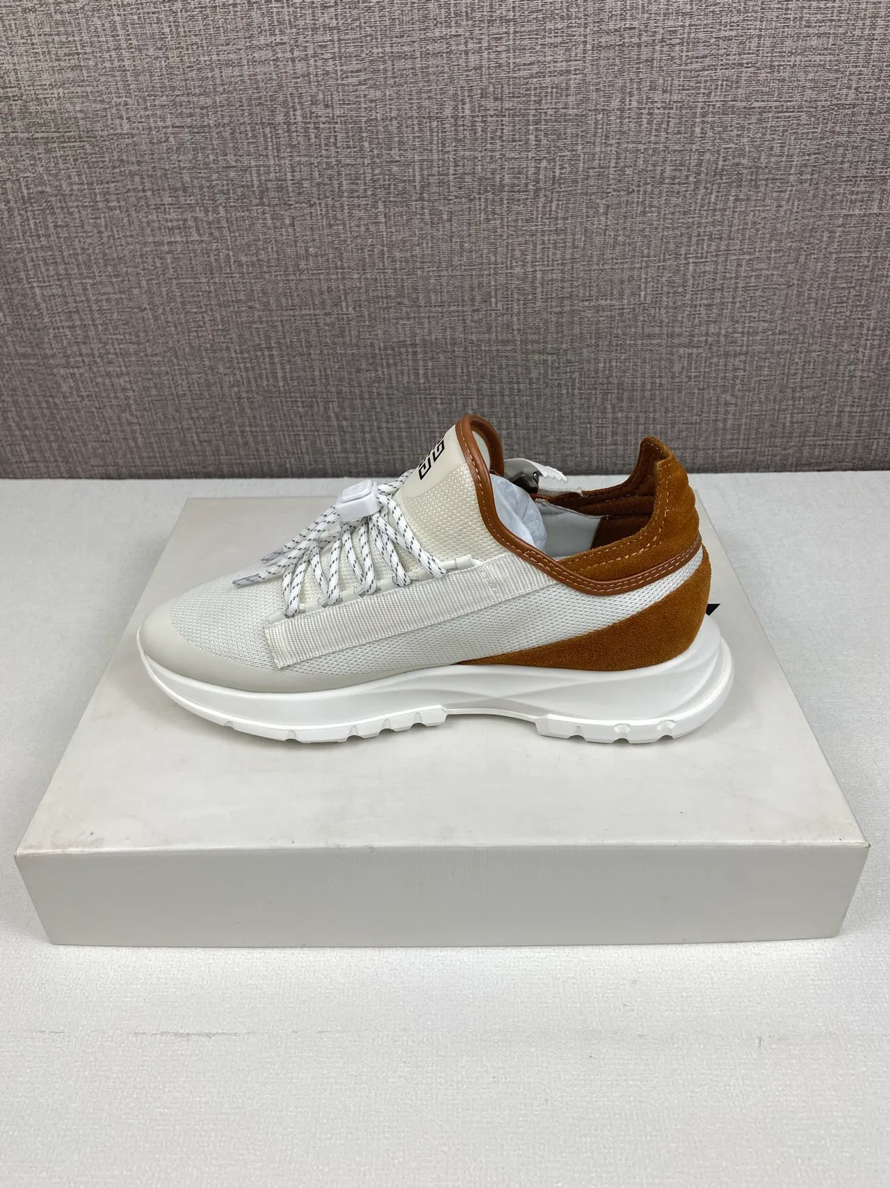 Givenchy Sneakers in White · view 8
