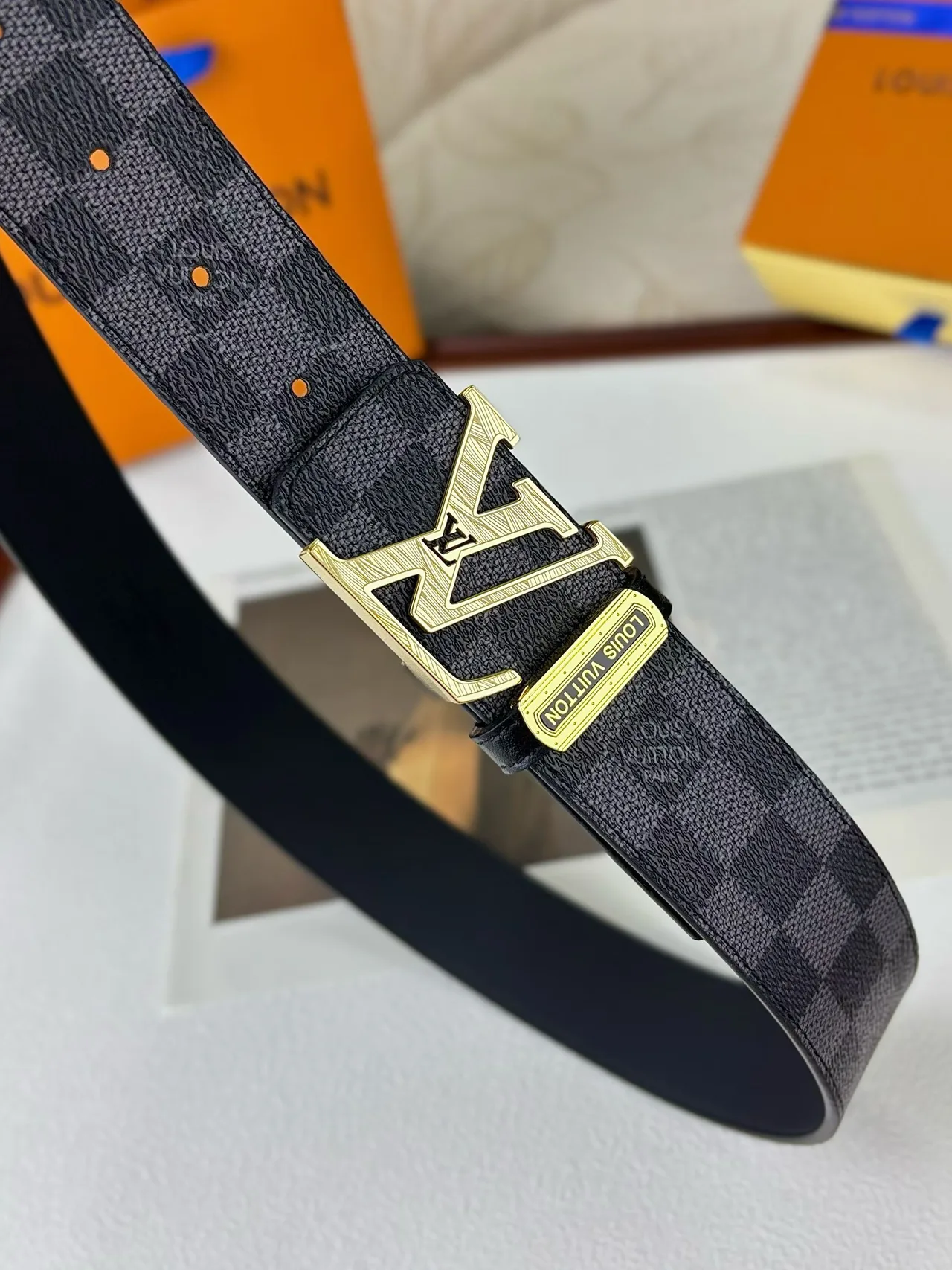 Louis Vuitton Damier LV buckle belt in Grey · view 7