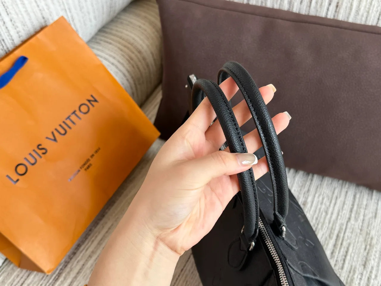 Louis Vuitton Monogram Tote in Black · view 4